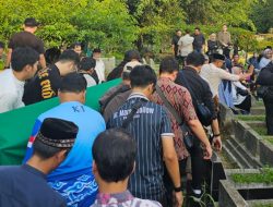 Dokter Agus Hadian Rahim Dimakamkan di Cikutra: Ilmuwan Tulang Belakang yang Mengabdi Tanpa Henti