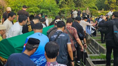 Jenazah almarhum dr. Agus Hadian Rahim dibawa ke tempat pemakaman setelah diturunkan dari ambulance - (Sumber: AZM)