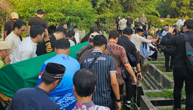 Jenazah almarhum dr. Agus Hadian Rahim dibawa ke tempat pemakaman setelah diturunkan dari ambulance - (Sumber: AZM)