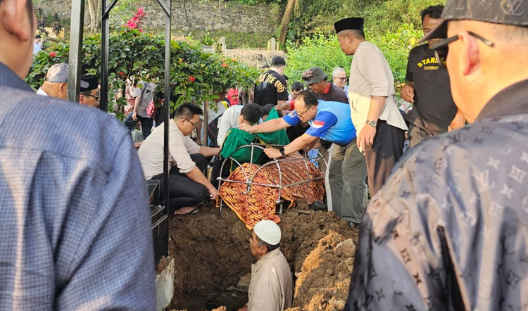Prosesi pemakaman almarhum dr. Agus Hadian Rahim - (Sumber: AZM)