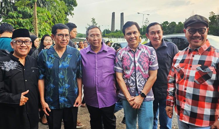 Direktur Jenderal Kesehatan Kemenkes Lanjutan bersama dengan Direktur Medik dan Keperwatan RSHS serta beberapa pejabat lainnya berphoto bersama seusai pemakaman Almarhum Dr. dr. Agus Hadian Rahim - (Sumber: AZM)