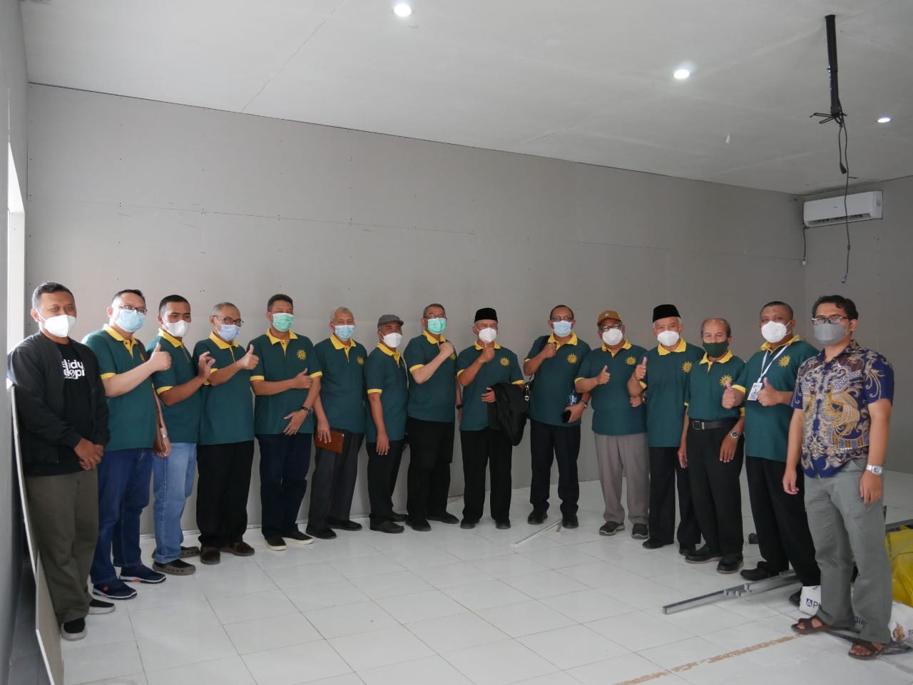 Foto bersama Ketua PP Muhammadiyah Prof Dadang Kahmad dan Pengurus PWM bersama dr. Kautsar meninjau pembangunan studio tv TVmu