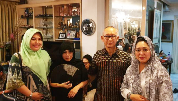 Ismeth Wibowo (kedua dari kanan), cucu Ir. Djuanda berfoto bersama Siti Hediati Soeharto atau Titiek Soeharto - (Foto: Istimewa)