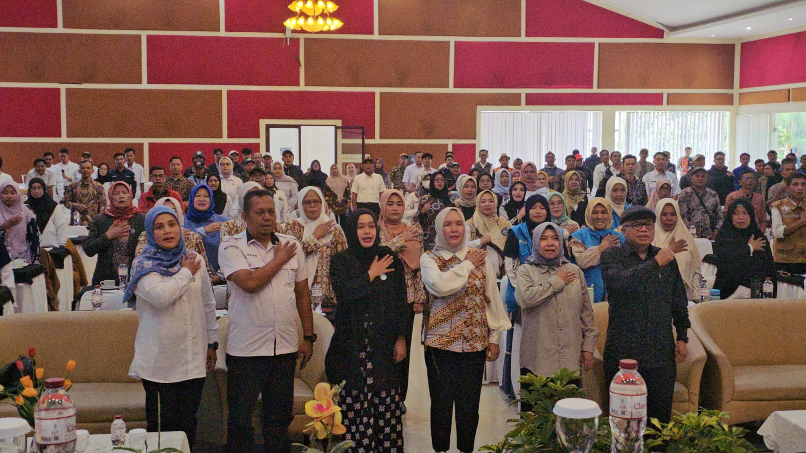Dari kiri  Yasti PKK kabupaten Pokja IV, Irfan Arfianto, SE, MM selaku Pejabat Fungsional Pengendali Dampak Lingkungan DLH KBB, Fenny Puspadewi Hermawan, S.Pd.,M.A.P, Kepala Bidang Pemasaran Pariwisata (Anggota Pokjs 3), Eni Bohon Ade Zakir (Staf Ahli II TP-PKK KBB), Dra. Didit Lidia, M. Si, Plt. Sekdis DLH KBB dan Dr. Ir. Satori (Narasumber), Photo bersama seluruh peserta, bank sampah