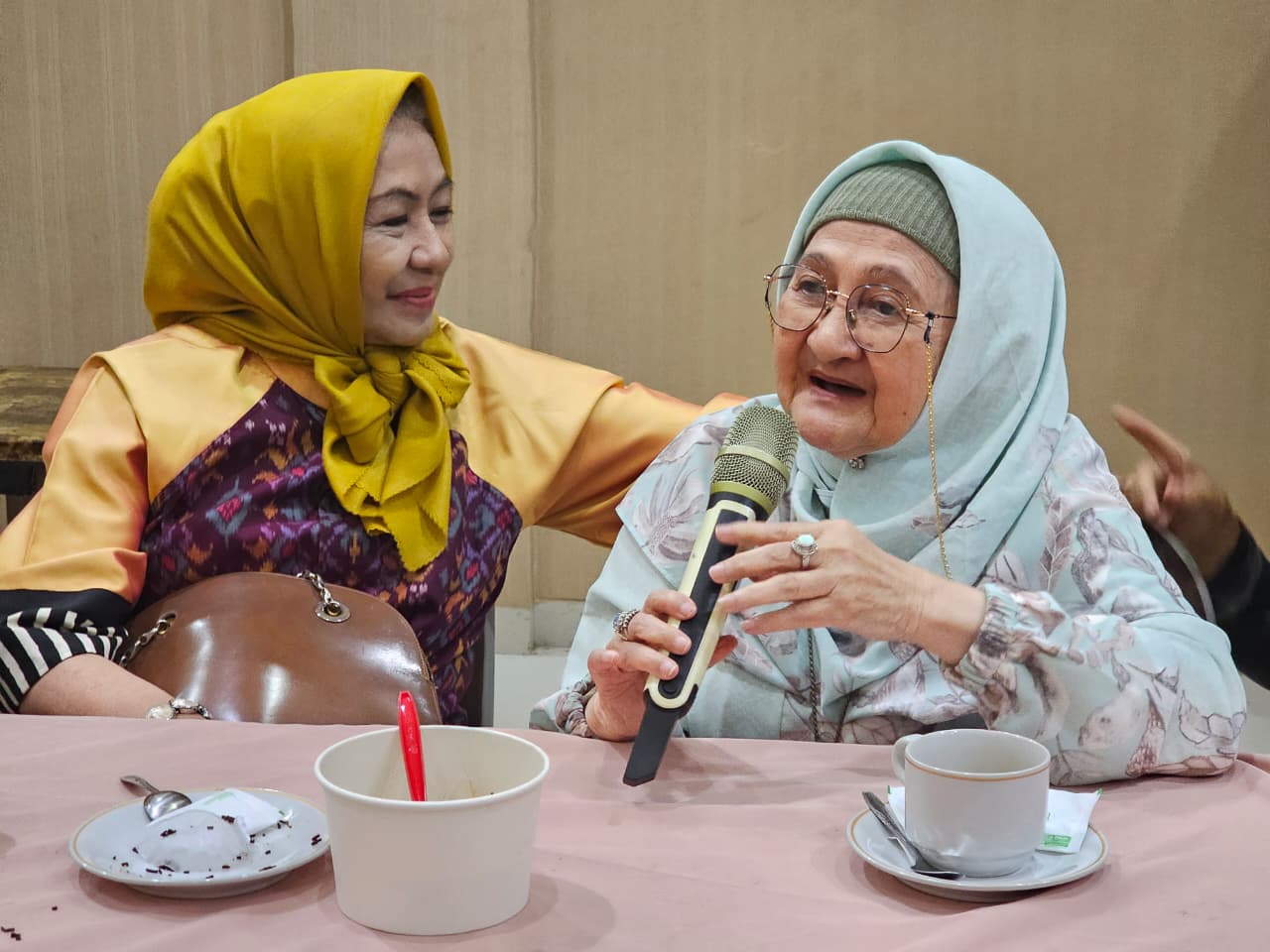 Hj. Titien Deniwati (Koordinator Pelaksana hari *H* MHABD ke-37) dan Umi Syambas (Pembina).