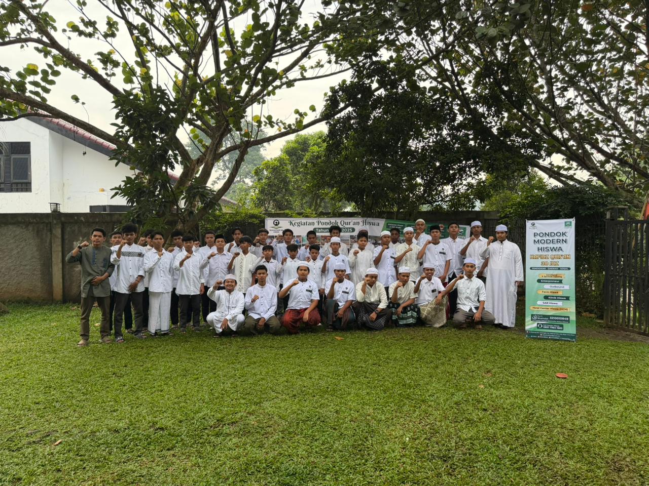 Photo bersama di luar gedung Villa tempat penampungan sementara Pondok Quran Hiswah