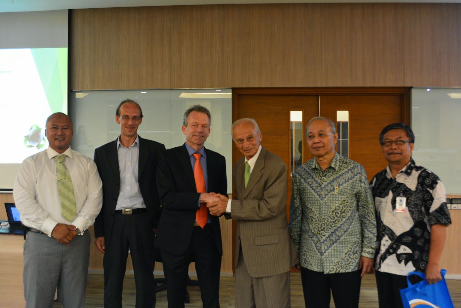 Beserta visiting Professors dari Skandinacia dan Indonesia International Institute for Life Science Kalbe Farma, late Prof. Durry Abdurahman, Prof Jan Sopaheluwakan, Chairman BIG (Badan Info Geospatial) Indonesia.
