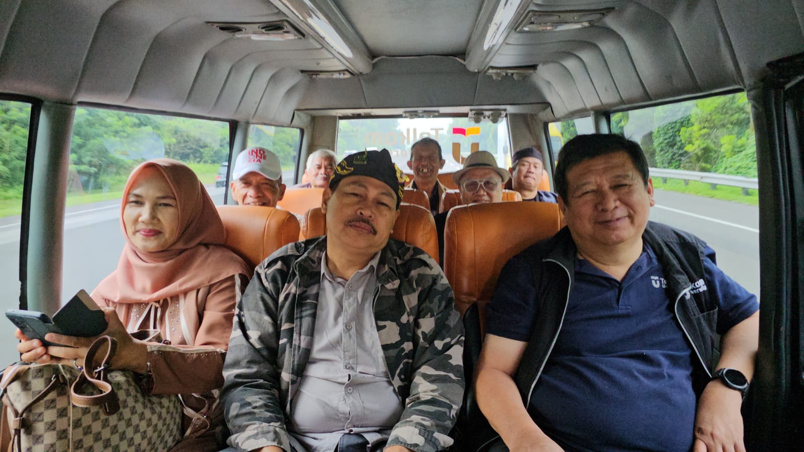 Rombongan Paguyuban Asep Dunia dari Bandung mendapatkan fasilitas kendaraan dari Universitas Telkom.