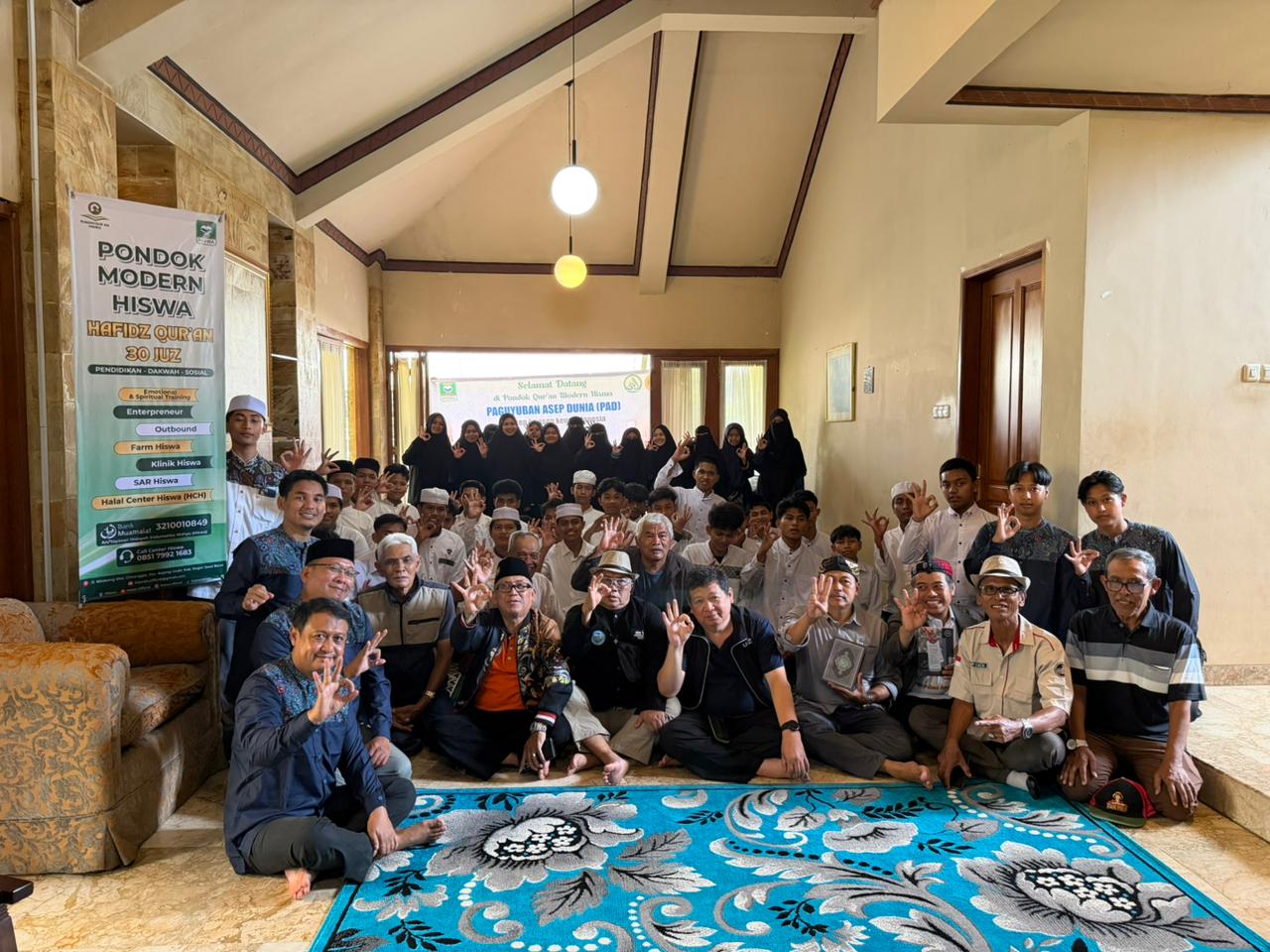 Photo bersama rombongan PAD dengan Pengasuh dan santri/wati setelah serah terima donasi dan Alqur'an