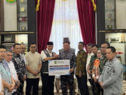 Kodaeral IV Jajaran Koarmada RI Bersama Pemko Batam Salurkan Donasi Bencana Alam Kepada Pemprov Sumbar