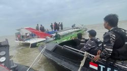 Respon Cepat Lanal Tanjung Balai Karimun Evakuasi Crew Speedboat Srikandi Express Yang Tenggelam Di Perairan laut Karimun 