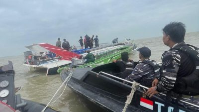 Respon Cepat Lanal Tanjung Balai Karimun Evakuasi Crew Speedboat Srikandi Express Yang Tenggelam Di Perairan laut Karimun 