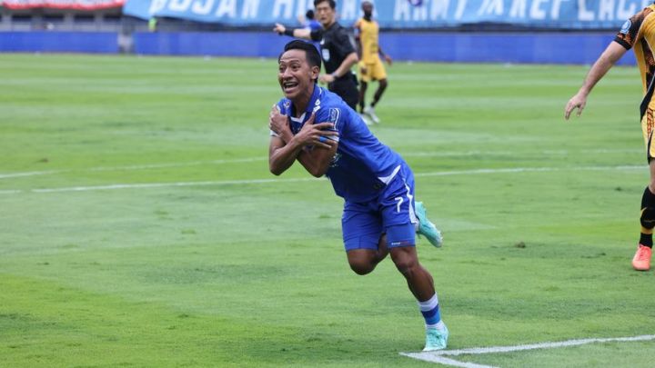 Bandung Dingin, Maung Juara: Beckham Putra Bawa Persib Kembali ke Puncak Klasemen sebagai Juara Paruh Musim!