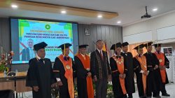 Judul: Bangga! Karolus Ngambut Resmi Gelar Doktor, Lahir dari Prodi Sanitasi Poltekkes Kupang. Penulis: Micael Johan S. Takesan, SKM, MSi