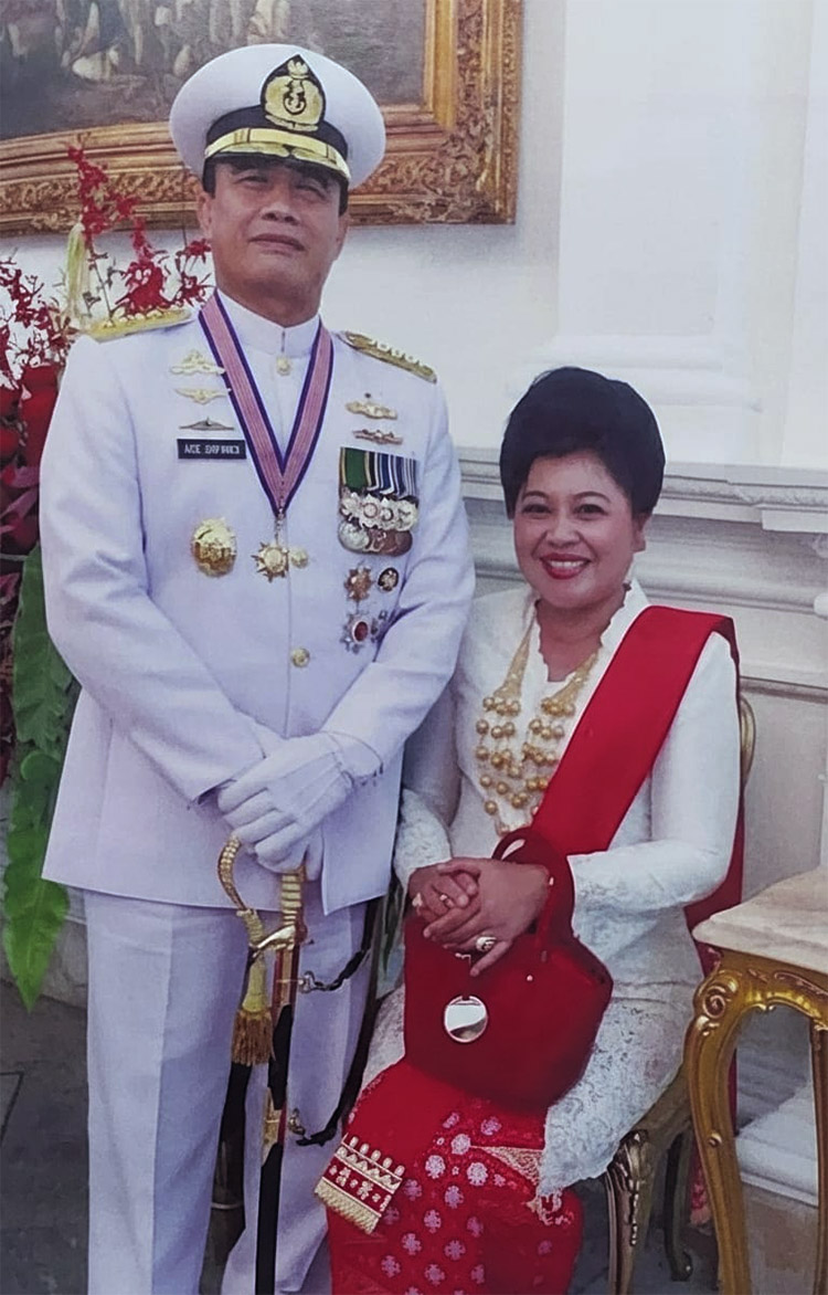 Laksamana TNI Dr. Ade Supandi, S.E., M.A.P. bersama istri, Dra. Endah Esti Hartaningsih