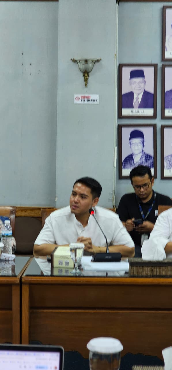 Gantira Bratakusuma, cucu dari Raden Ema Bratakusuma, menyampaikan tentang Kepemilikan atas tanah Kebun Binatang Bandung.