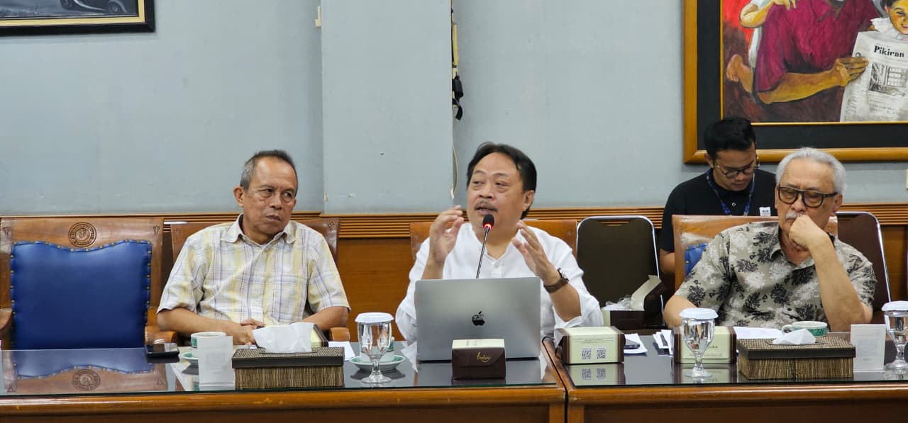 Tribaskoro, Tokoh Masyarakat, menyampaikan pendapatnya terkait permasalahan Kebon Binatang.