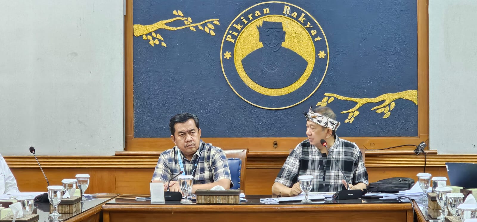 Kiri Irwan Natsir Pemred PR (Modetor) dan Rully H. Alfiady Ketua Penjaga Warisan Sunda (Pewaris).