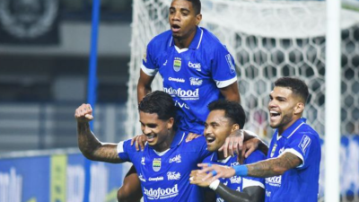 5 Gol Bersarang ke Madura United, Persib Terus Mantap di Puncak. Penulis: A.Noor. Sumber berita & Foto: Persib.co.id
