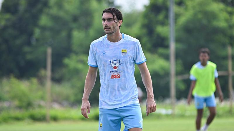 Berita Terbaru Persib: Gol Tunggal Andrew Jung di Menit 39 Amankan Persib di Puncak Klasemen Super League. Pengamat: Albert
