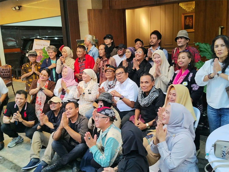 Para peserta dan undangan acara Halal Bi Halal sekaligus bincang sastra untuk soft launching buku " Mesir Love Story, Di Bawah Langit Para Nabi" karya Halimah Munawir berfoto bersama usai acara tersebut yang berlangsung di Jln.Teluk Langsa IV, Kompleks Angkatan Laut, Duren Sawit, Jakarta Timur.(Foto : Lasman)
