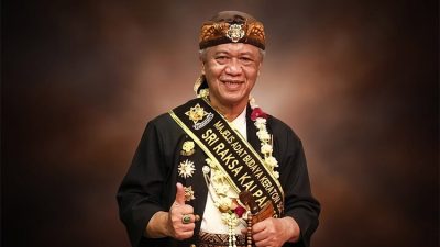Irjen Pol. (Purn.) Dr. Drs. H. Anton Charliyan atau akrab disapa Abah Anton, Ketua Umum Majelis Adat Sunda (Masda) Jawa Barat 2026/2027 - (Sumber: mercinews.com, olah grafis MajmusSunda.News)