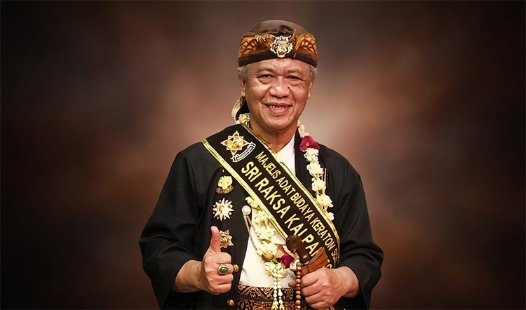 Irjen Pol. (Purn.) Dr. Drs. H. Anton Charliyan atau akrab disapa Abah Anton, Ketua Umum Majelis Adat Sunda (Masda) Jawa Barat 2026/2027 - (Sumber: mercinews.com, olah grafis MajmusSunda.News)