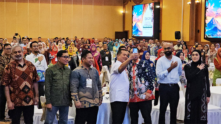 Gubernur Provinsi Nusa Tenggara Barat bersama para peserta Semiloka Nasional Adinkes 2026 dengan tema “Indonesia Sehat dari Desa” yang berlangsung di Hotel Lombok Raya, Mataram, Nusa Tenggara Barat (NTB) pada Selasa (28/04/2026) - (Sumber: AZM)