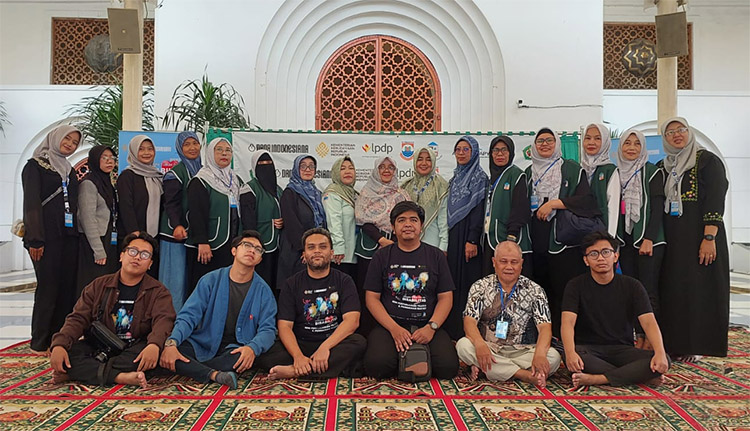 Owner RKBM, Bunda Mei (tengah, berdiri) berfoto bersama para panitia dan narasumber Kegiatan Terapi dan Konsultasi ABK - (Sumber: MajmusSunda News)