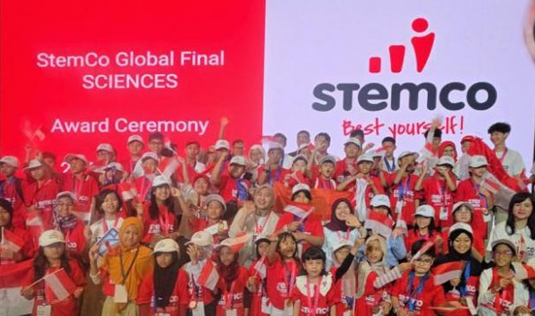 ara bersama peserta STEMCO Science Olympiad 2026 di Singapura - (Sumber: Dok. Abak Academy)