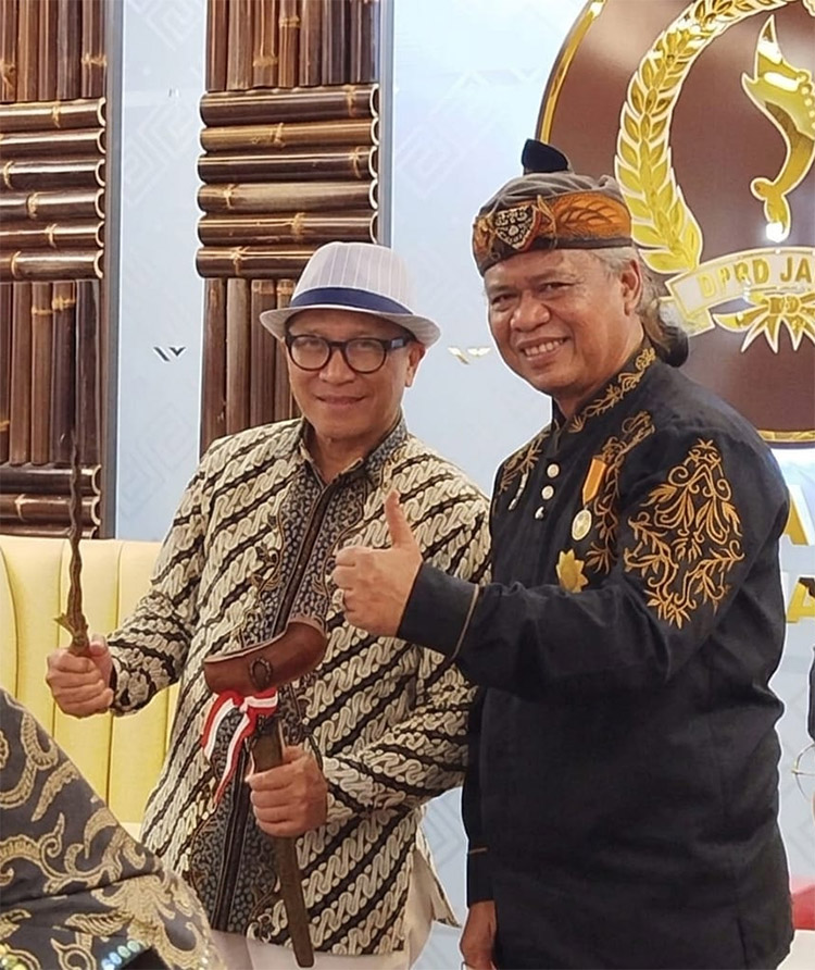 Ketua Umum Masda Jawa Barat, Abah Anton (kanan) dan Ketua DPRD Jawa Barat, Buky Wibawa (kiri, memegang keris) yang diterimanya sebagai cinderamata - (Sumber: mediapolisinasional.net)