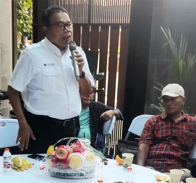 Seorang peserta bincang sastra yang juga dikenal sebagai Penyair dan Sastrawan, Riri Satria sedang mengajukan pertanyaan kepada Halimah Munawir tentang.bagaimana proses kreatif penulisan buku yang di launching tersebut - (Sumber: Lasman)