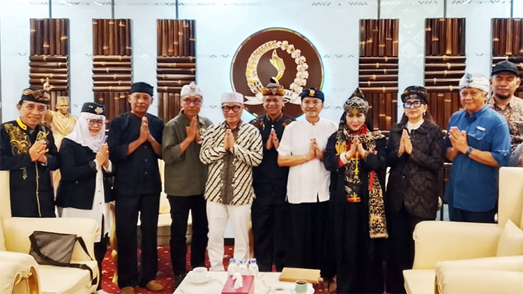 Foto bersama Ketua Umum Masda Jawa Barat, Abah Anton beserta anggotanya dengan Ketua DPRD Jawa Barat, Buky Wibawa pada Jumat (24/04/2026) - (Sumber: RR. Okki Jusuf Judanagara)