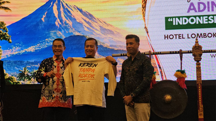 Momen Ketua Umum Adinkes, Dr. M. Subuh, MPPM memberikan kaos bertuliskan "Keren Tanpa Rokok" kepada Gubernur Nusa Tenggara Barat, Dr. H. Lalu Muhamad Iqbal, S.IP., M.Si. -(Sumber: AZM)