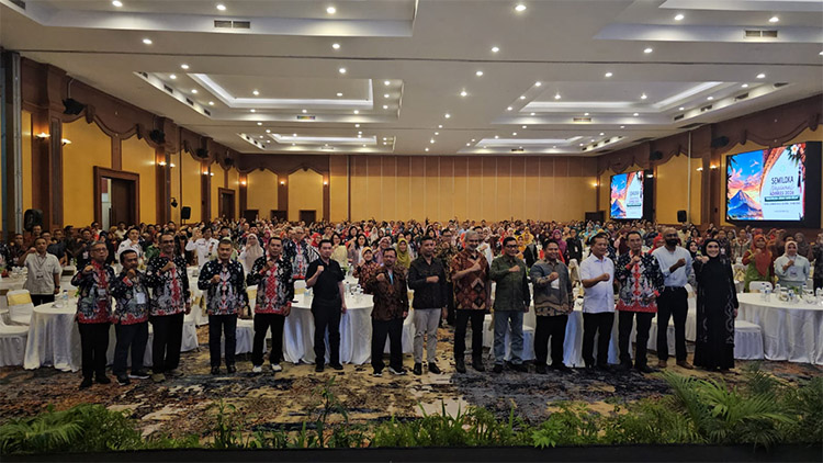 Foto bersama para peserta Semiloka Nasional Adinkes 2026 dengan tema “Indonesia Sehat dari Desa” yang berlangsung di Hotel Lombok Raya, Mataram, Nusa Tenggara Barat (NTB) pada Selasa (28/04/2026) - (Sumber: AZM)