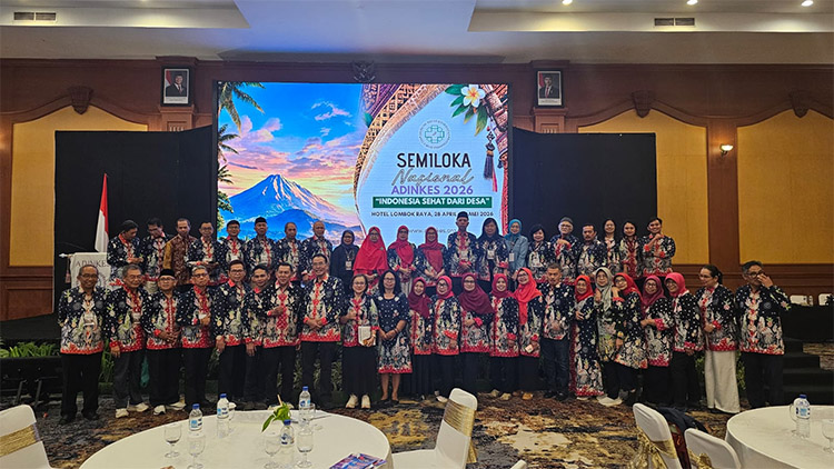 Foto bersama para angota Adinkes peserta Semiloka Nasional Adinkes 2026 dengan tema “Indonesia Sehat dari Desa” yang berlangsung di Hotel Lombok Raya, Mataram, Nusa Tenggara Barat (NTB) pada Selasa (28/04/2026) - (Sumber: AZM)