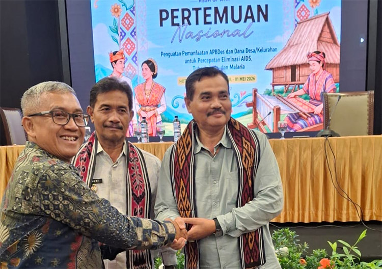 Direktur ADINKES Training Center,  Asep Zaenal Mustofa mengalungkan syal kepada Wakil Bupati Aceh Besar Provinsi Nangroe Aceh Darussalam - (Sumber: AZM)