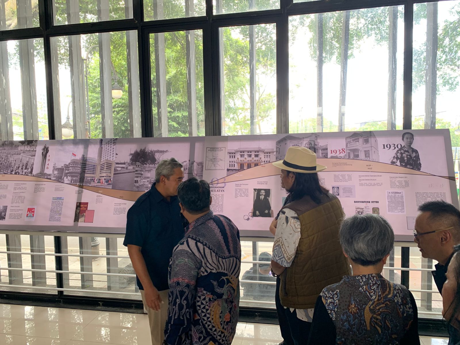 Berita terbaru "PEMBUKAAN PAMERAN MILESTONE KOTA BANDUNG DALAM RANGKAIAN MEMPERINGATI ASIA-AFRIKA." Penulis: Ambu Rita Laraswati 