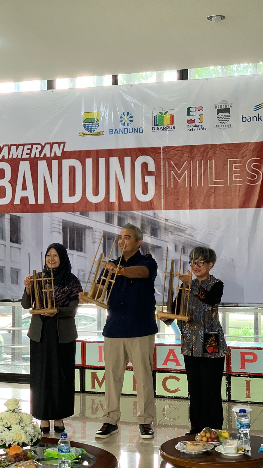 Berita terbaru "PEMBUKAAN PAMERAN MILESTONE KOTA BANDUNG DALAM RANGKAIAN MEMPERINGATI ASIA-AFRIKA." Penulis: Ambu Rita Laraswati 