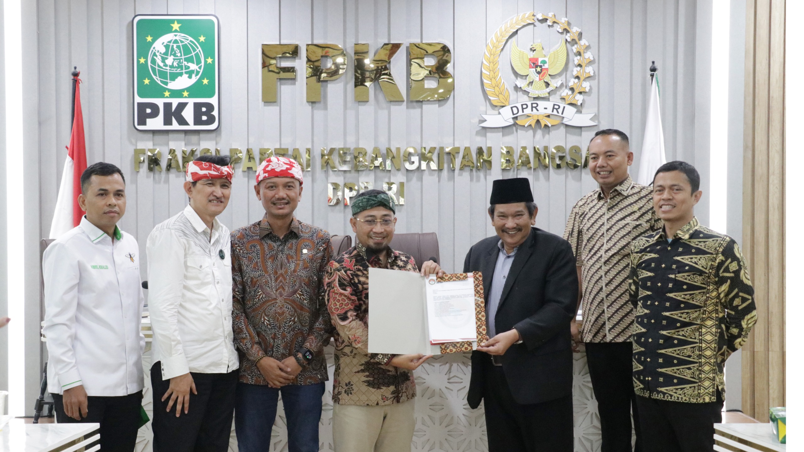 Sambangi DPR dan DPD RI, Forkoda Jabar Peroleh Komitmen Lisan & Tertulis Pemekaran Kota/Kabupaten di Jabar Sumber: Forkoda PPDOB