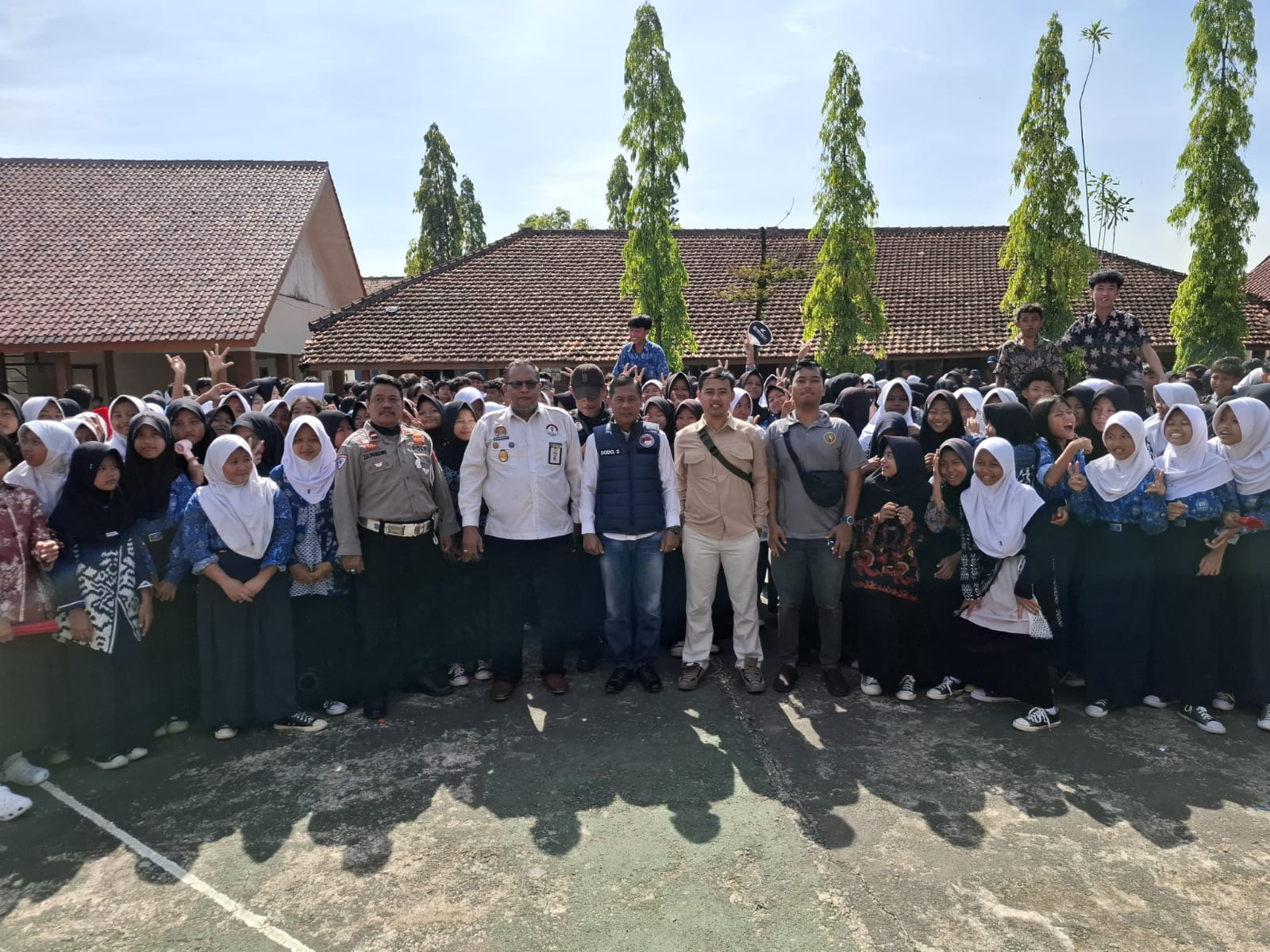 Berita terbaru "PANI dan Satres Narkoba Polres Majalengka Gelar Sosialisasi Antinarkoba di SMPN 1 Kadipaten". Sumber: PANI