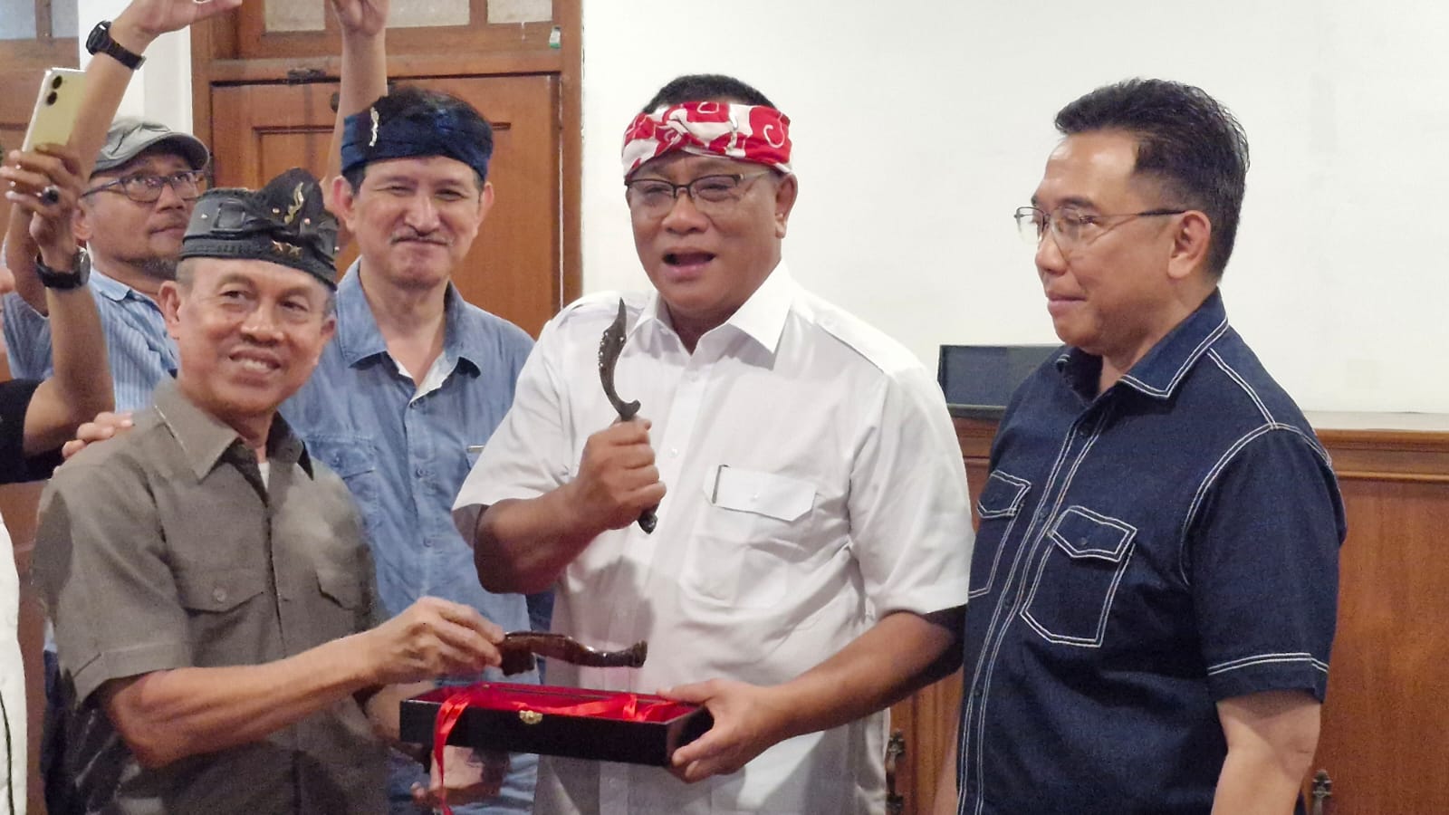 Judul: MMS Dorong Menteri LH Jumhur Hidayat Berani dan Tegas Pulihkan Lingkungan Hidup Indonesia Sumber: Press Release Majelis Musyawarah Sunda (MMS)