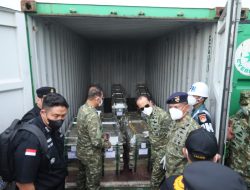 Gagalkan Penyelundupan LTJ Dan Unsur Radioaktif Ilegal, Kasum TNI Bersama Pangkoarmada RI Tinjau Barang Bukti Di Dermaga Kodaeral IV