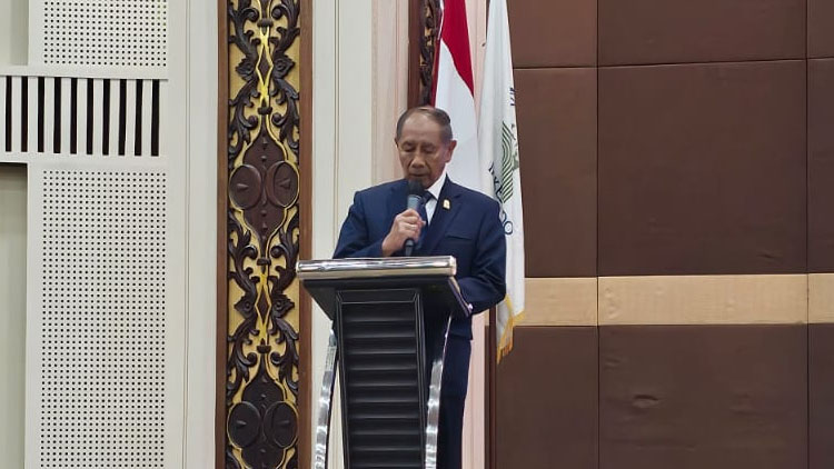 Drs Sulistiono, SKM, M.Sc. selaku Ketua Panitia Rapat Kerja IV Ikkesindo sedang menyampaikan laporannya - (Sumber: AZM)
