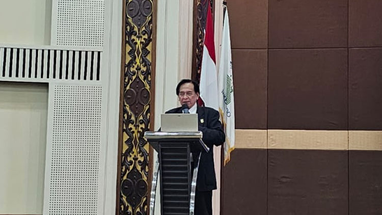 Prof. dr. Ascobat Gani, MPH., Dr.PH. Guru Besar Departemen Administrasi dan Kebijakan Kesehatan Fakultas Kesehatan Masyarakat (FKM) Universitas Indonesia sedang menyampaikan paparannya - (Sumber: AZM)