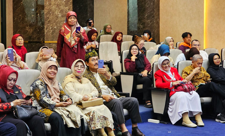 Tamu undangan yang hadir dalam acara launching Novel Sunda "Puspawana Puspagiri" karya Chye Retty Isnendes - (Sumber: MajmusSunda News)