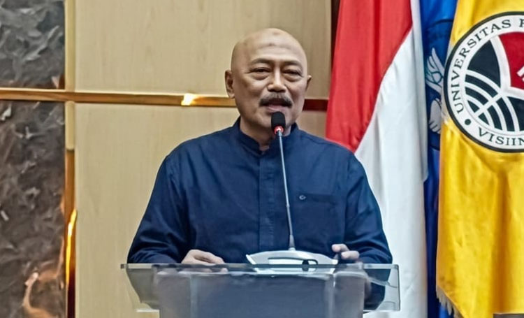 Abah Iwan saat menyampaikan apresiasinya terhadap novel Sunda "Puspawana Puspagiri" karya "Chye Retty Isnendes" - (Sumber: MajmusSunda News)