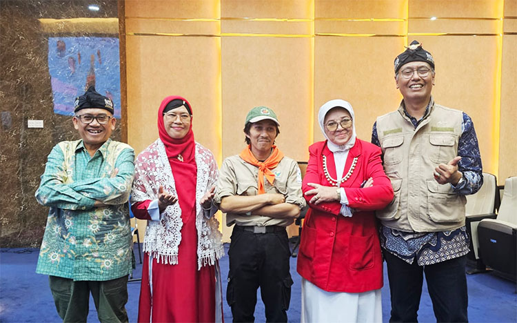 Direktur Utama PT Majmu Musti Sundaya, Asep Zaenal Mustofa (paling kiri) bersama Pimred MajmusSUnda News, Jumari Haryadi (paling kanan) ikut hadir dalam acara launching novel Sunda Karya Chye Retty Isnendes - (Sumber: MajmusSunda News)