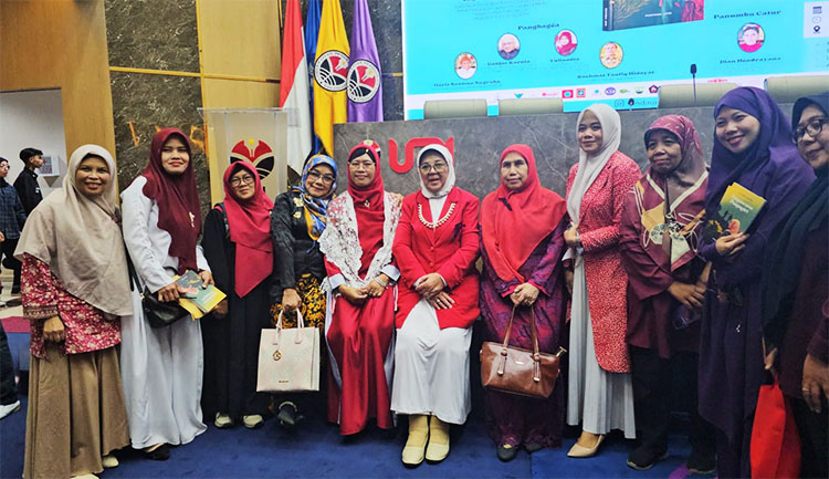 Chye Retty Isnendes (tengah) berfoto bersama para tamu undangan - (Sumber: MajmusSunda News)