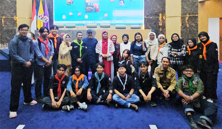 Chye Retty Isnendes (tengah) berfoto bersama para mahasiswa - (Sumber: MajmusSunda News)